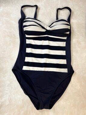 🛍️5 FOR $20 🛍️ Black and White One-Piece Swimsuit